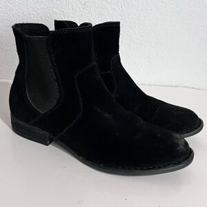 Born Black Suede Leather Low Heeled Ankle Booties 7